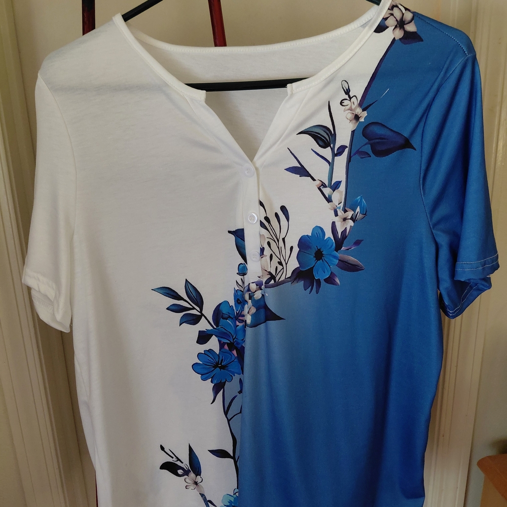 Blue & White Floral Split V-Neck Short Sleeve Top